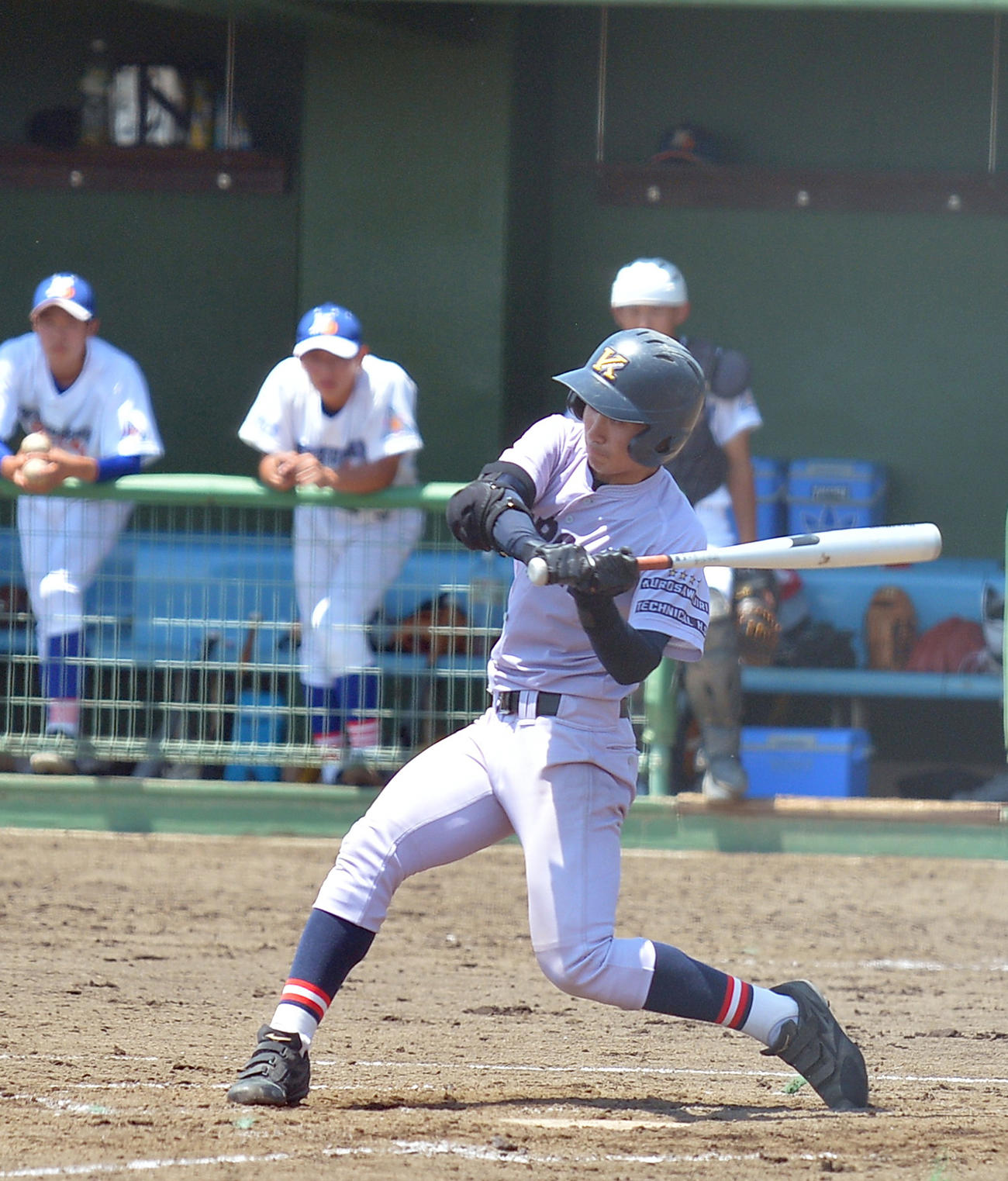 8回裏黒沢尻工1死三塁、右越え本塁打を放つ小野寺（撮影・鎌田直秀）