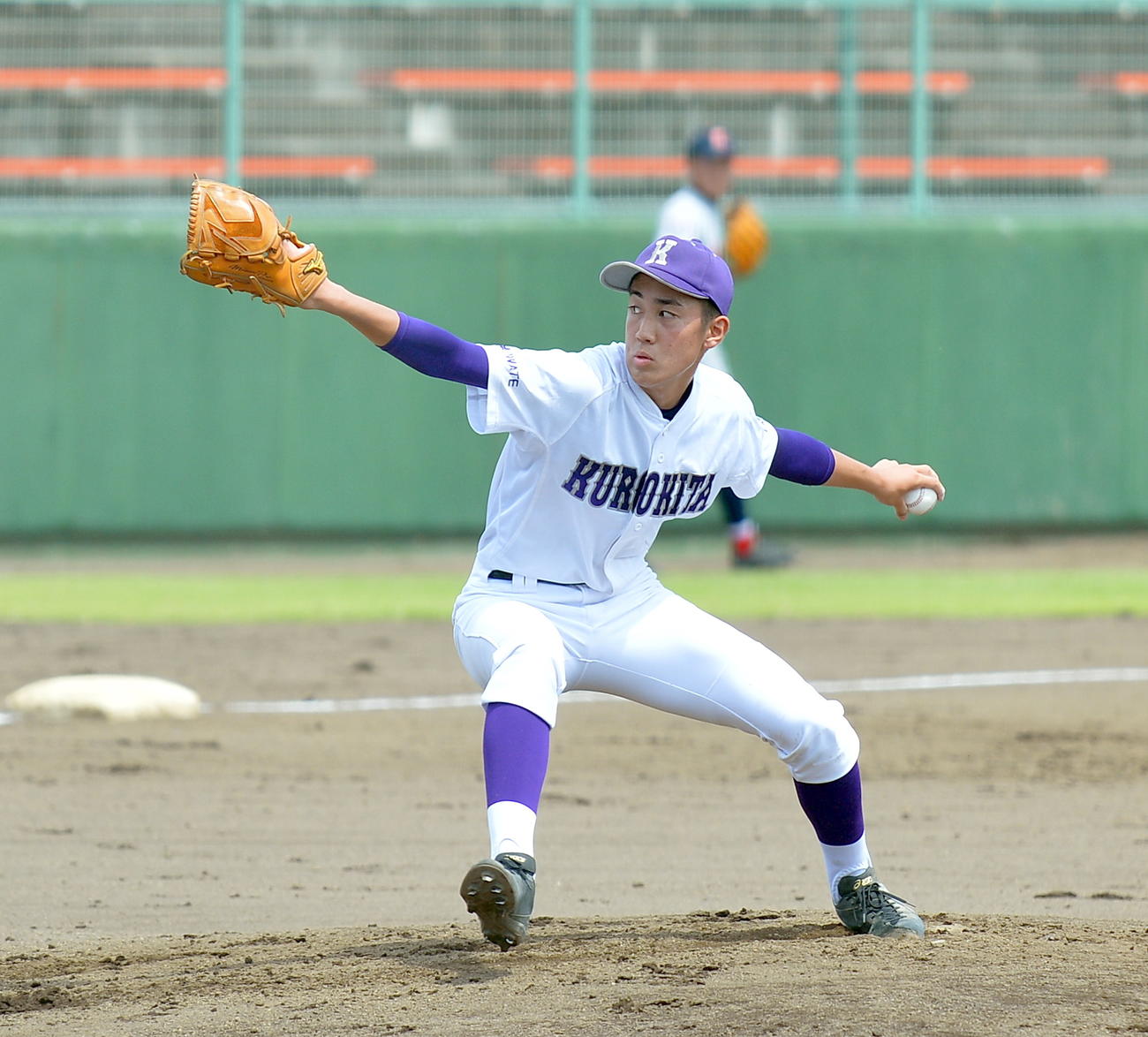 黒沢尻北対水沢工　ダイナミックな投球フォームを見せる黒沢尻北・渡辺（撮影・鎌田直秀）
