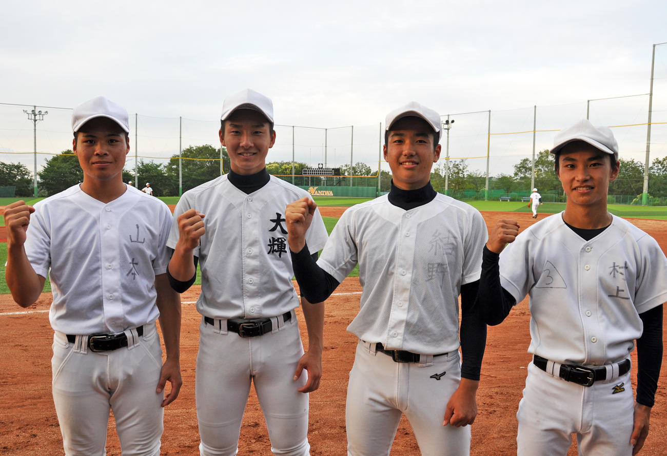 遠山監督のデビュー勝利を誓う浪速の主力4人。左から山本、下向、主将の結野、村上（撮影・石橋隆雄）