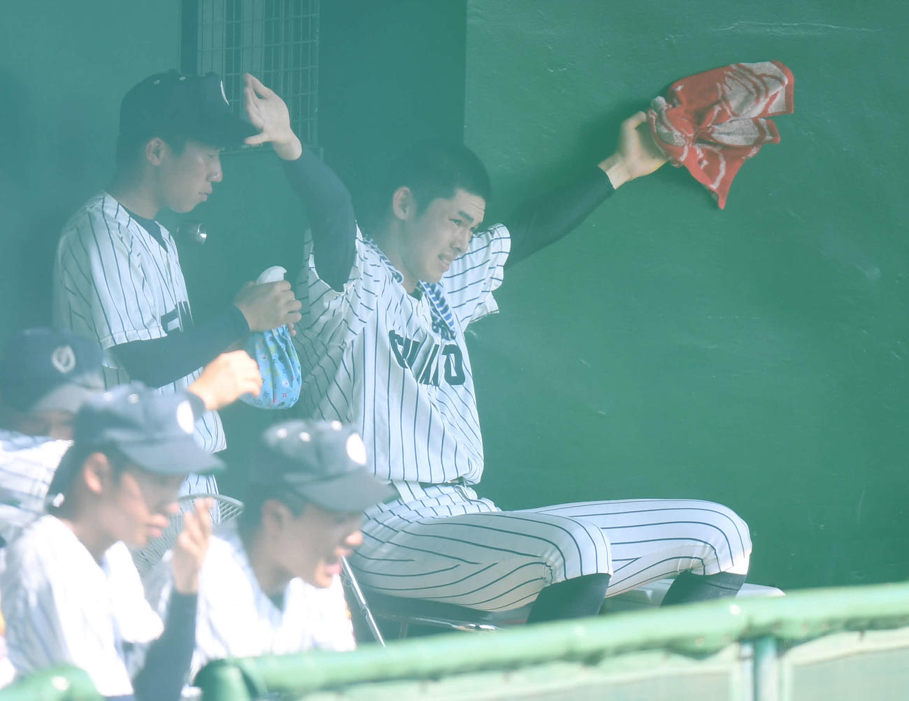19年7月、準決勝の一関工戦で、佐々木（右）に霧吹きで水を掛ける大船渡・前川