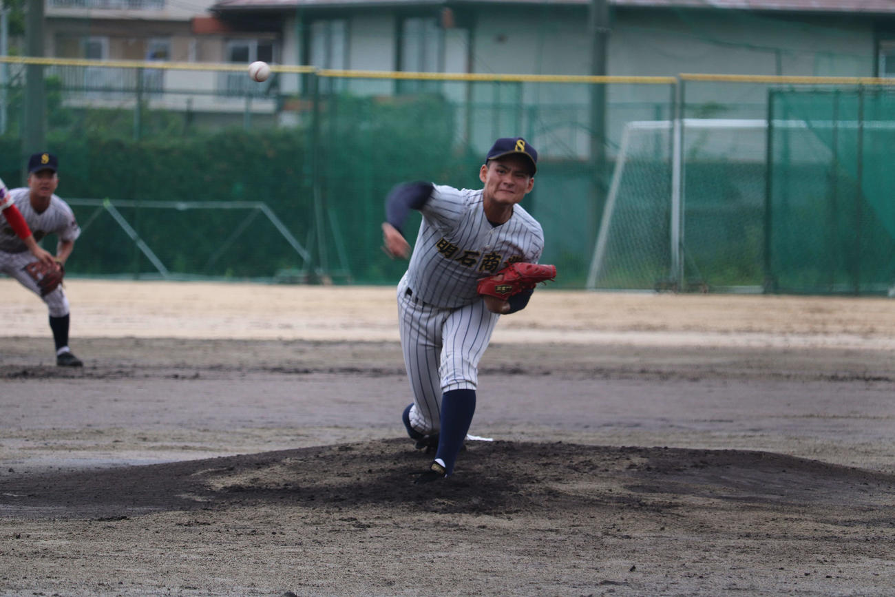 5回安打11奪三振だった明石商・中森