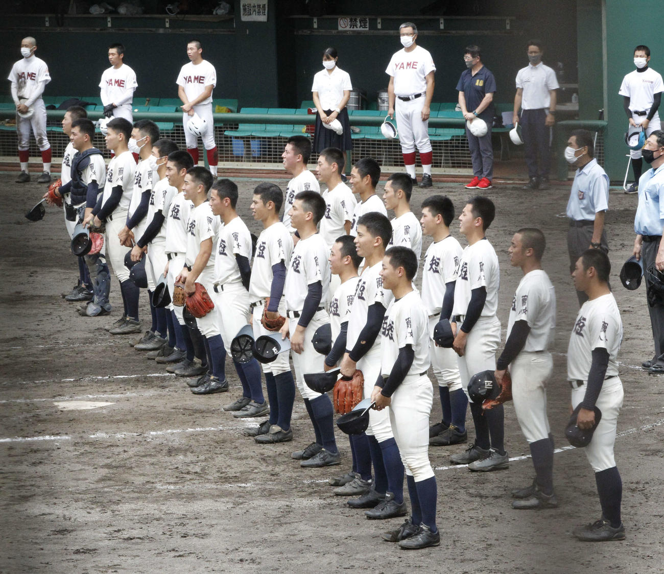 西日本短大付対八女　試合後、校歌を歌う西日本短大付ナイン（撮影・菊川光一）