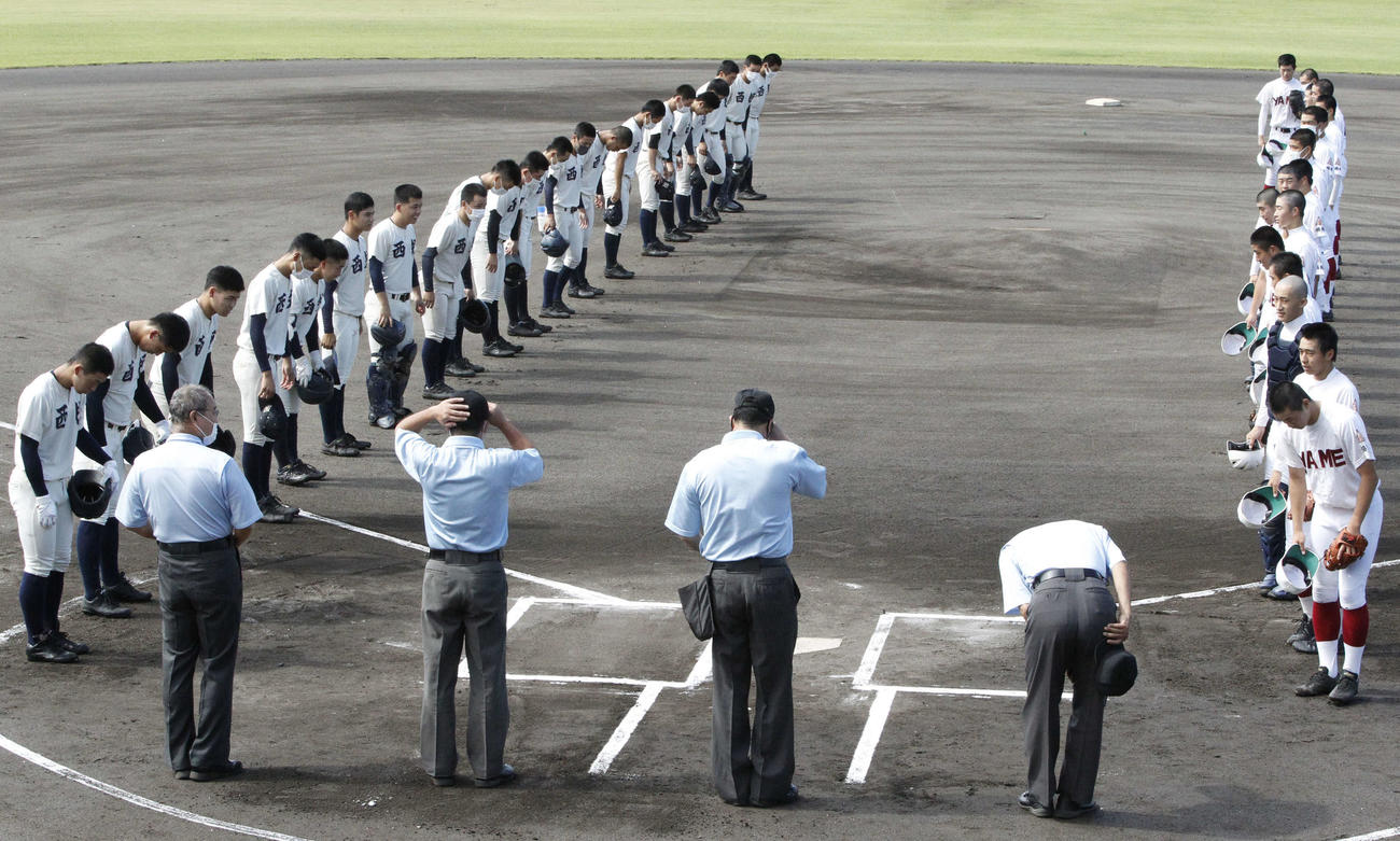 西日本短大付対八女　福岡で代替大会が始まり、試合前のあいさつをかわす西日本短大付（左）と八女の選手たち（撮影・菊川光一）