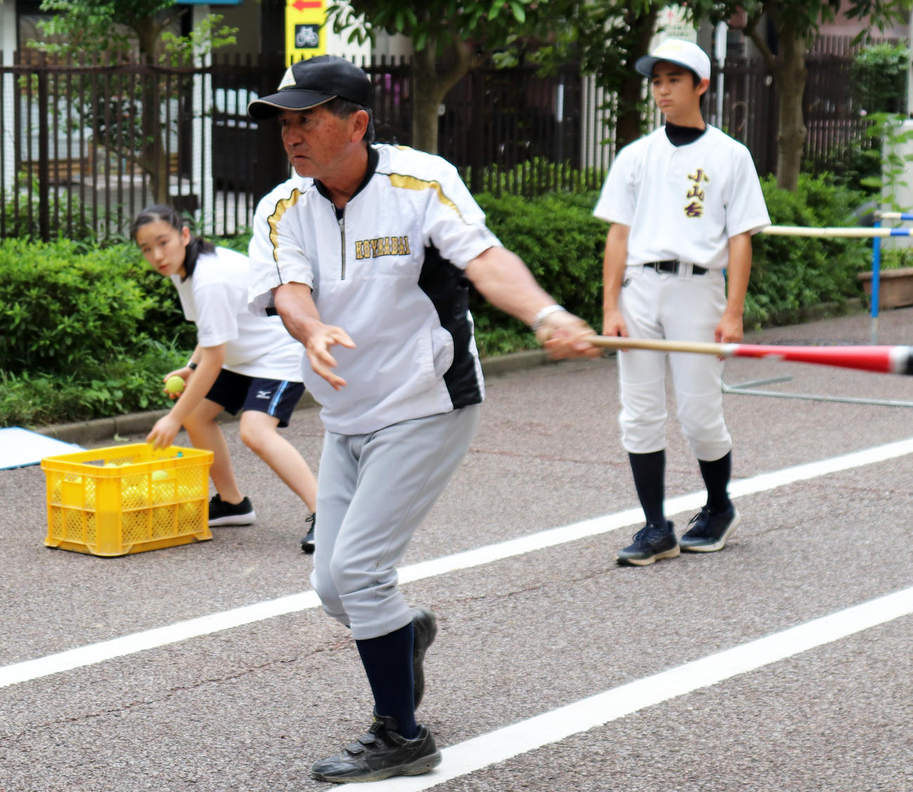 テニスボールのノックを打つ小山台・福嶋監督（撮影・古川真弥）