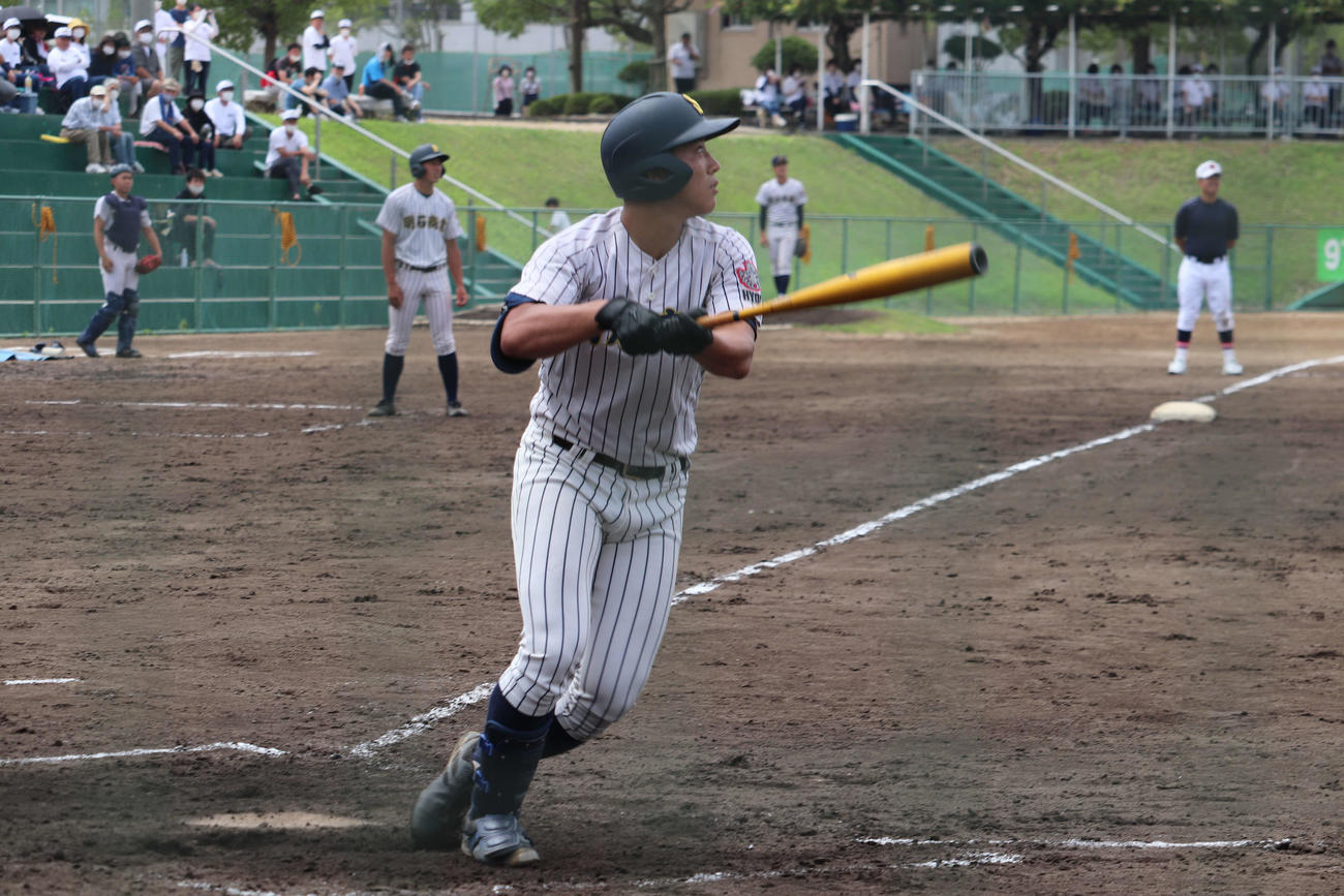 3回、右飛に倒れる明石商・来田