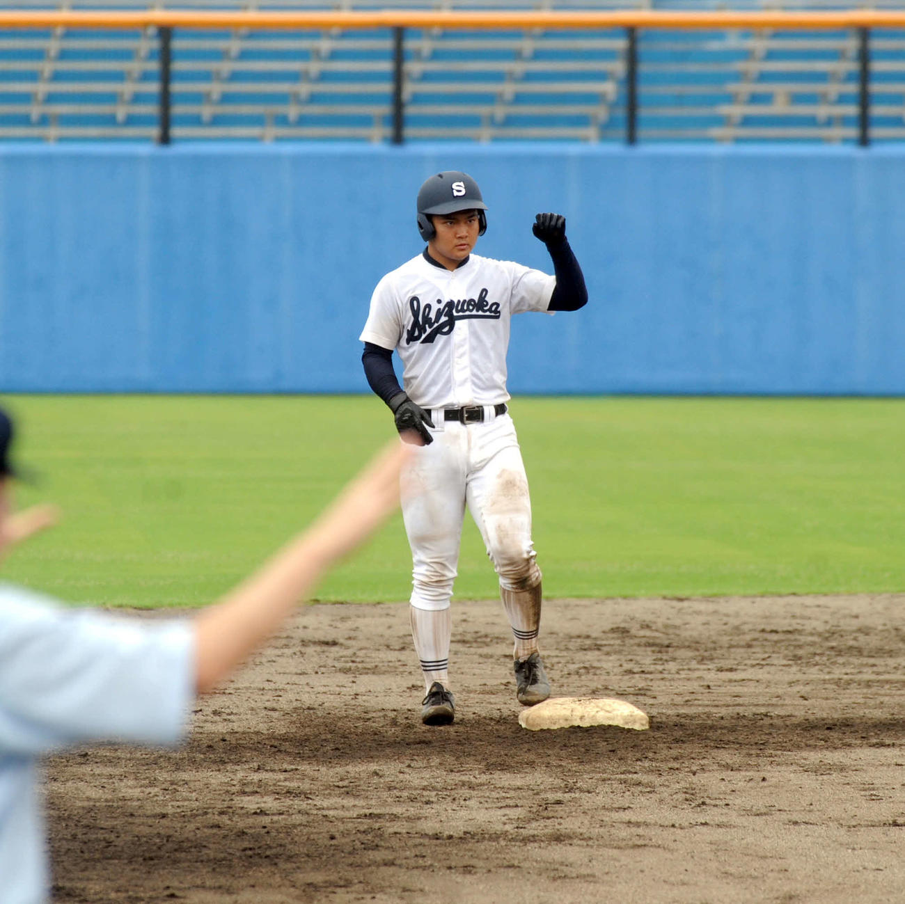 8回に逆転適時二塁打を放ち、ベンチへ向けて拳を挙げる静岡の関宮