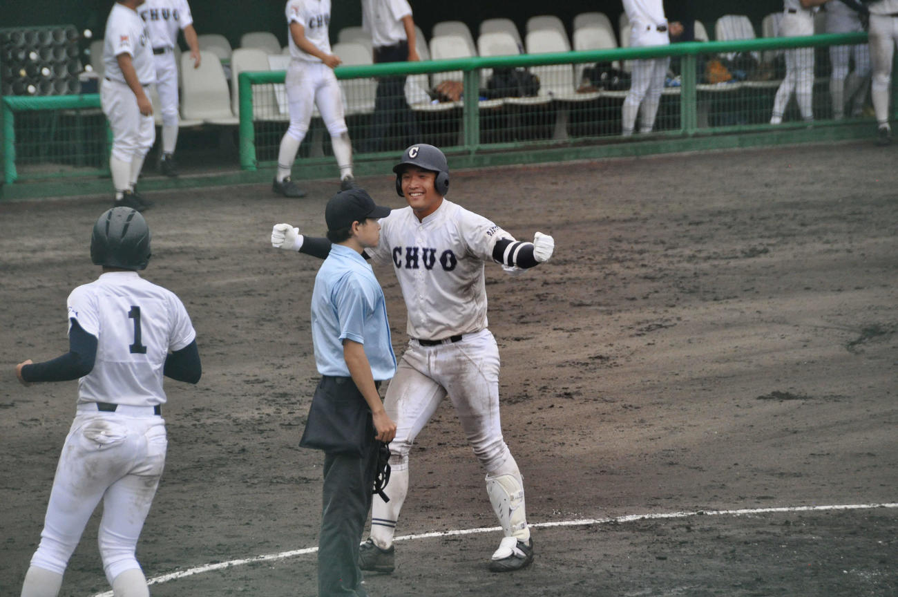 豊橋中央対時習館　10回無死満塁、サヨナラ勝ちを喜ぶ豊橋中央・中川