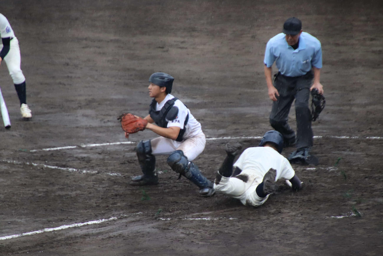 9回裏、竜ケ崎一。1死満塁から海老原蓮の中堅へのサヨナラ犠打で三塁からホームインする中村（撮影・保坂淑子）
