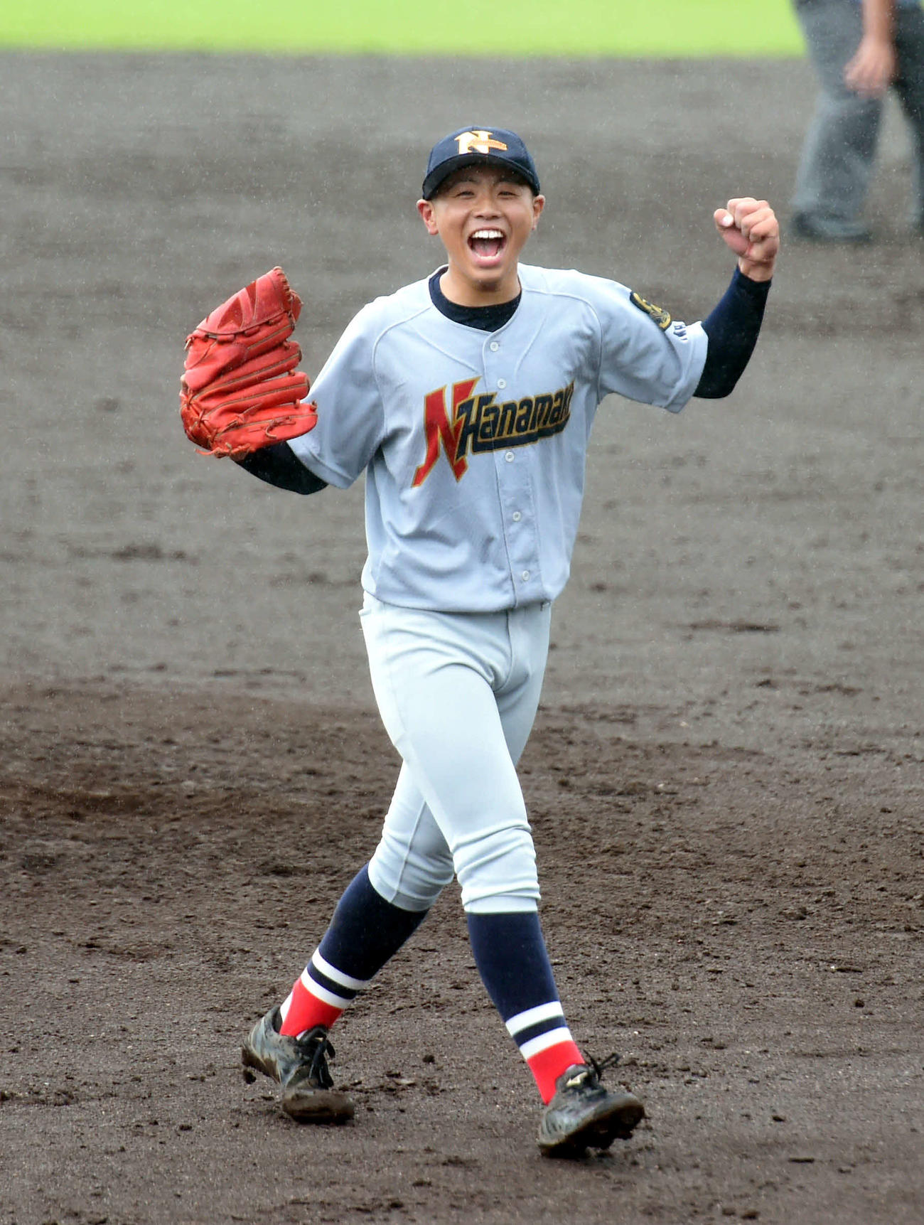 県大会出場を決め、ガッツポーズする花巻農・藤原奏（撮影・相沢孔志）