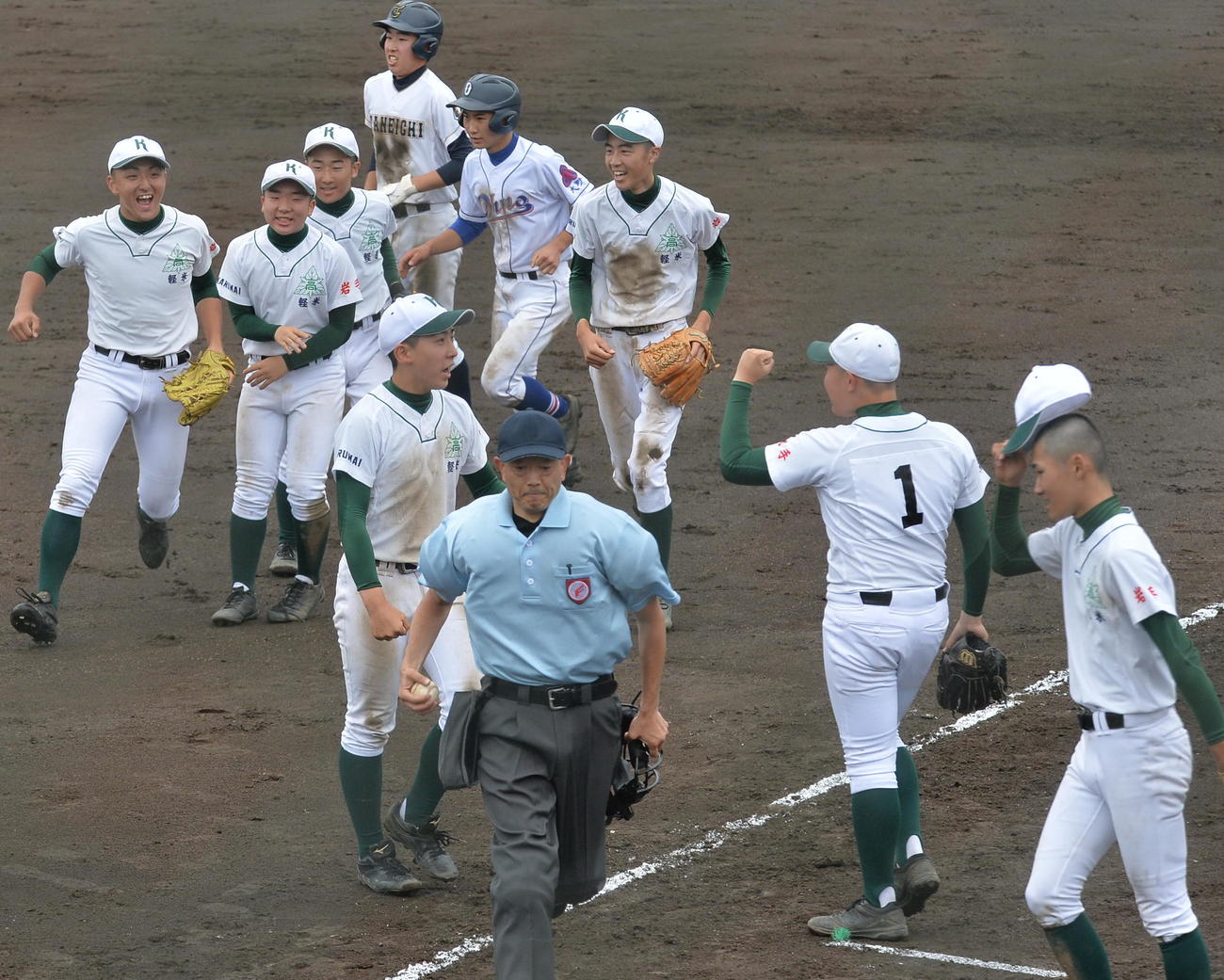 試合に勝利し喜ぶ軽米ナイン（撮影・佐藤究）　