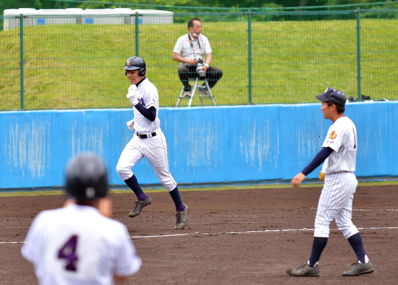 大船渡対大船渡東　初回裏大船渡東1死二塁、左越え2ランを放ってダイヤモンドをまわる今川（中央）。右は大船渡・前川（撮影・鎌田直秀）