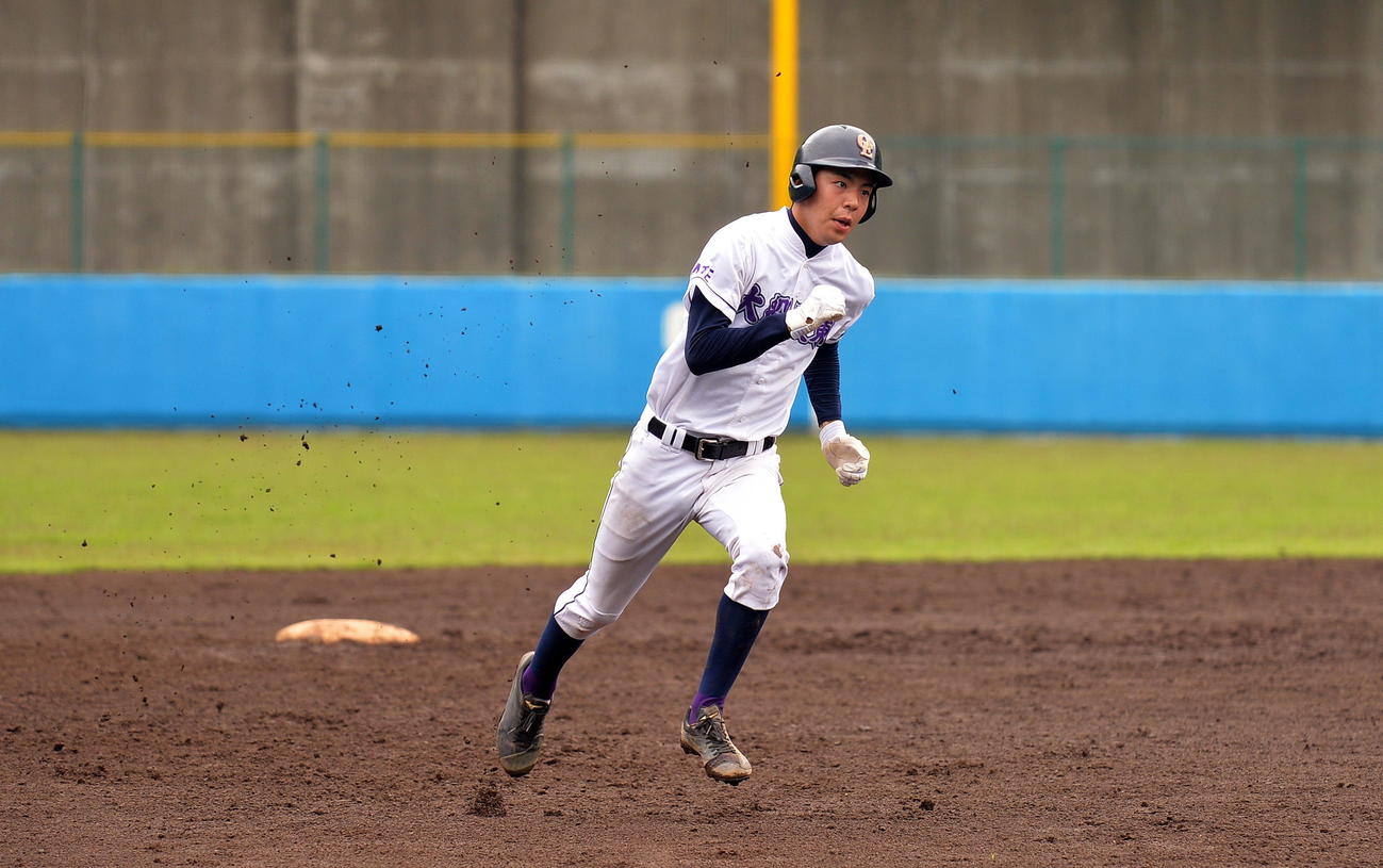 大船渡対大船渡東　5回裏大船渡東1死二、三塁、二塁ベースをまわる今川（撮影・鎌田直秀）