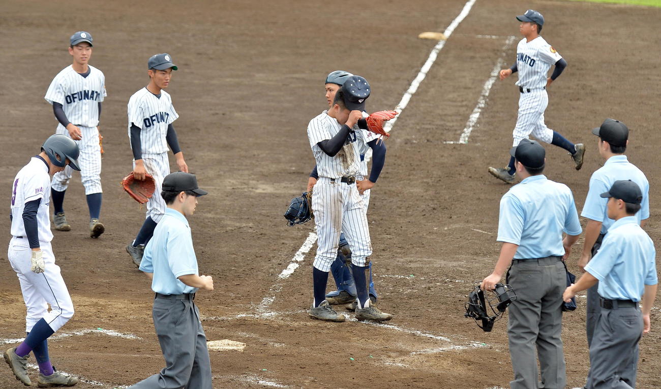 大船渡対大船渡東　暴投でのコールド決定に涙をぬぐいながら整列する大船渡・吉田投手（中央）（撮影・鎌田直秀）