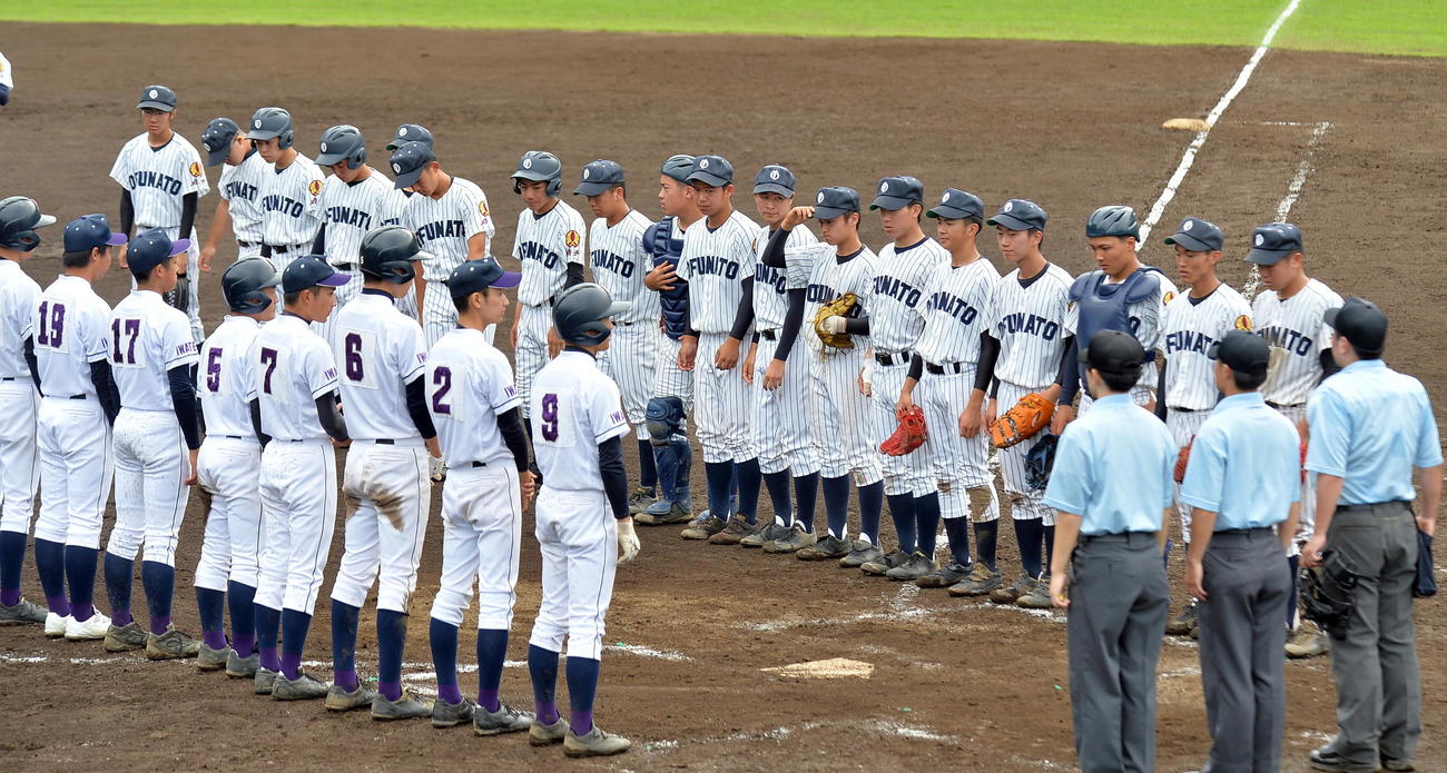 大船渡対大船渡東　沿岸南地区予選で敗退し、落胆の表情で整列する大船渡の選手たち（撮影・鎌田直秀）