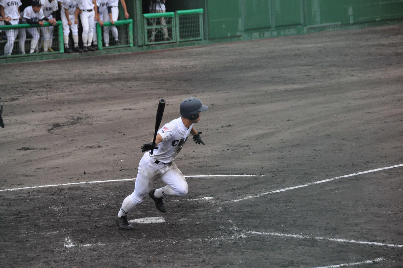 豊橋中央対時習館　タイブレークでの延長10回無死満塁、豊橋中央の近藤は左翼へサヨナラ安打を放つ