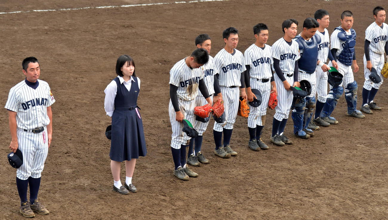 大船渡対大船渡東　スタンドにあいさつする大船渡・吉田主将（左から3人目）ら選手たち。左端は国保監督（撮影・鎌田直秀）