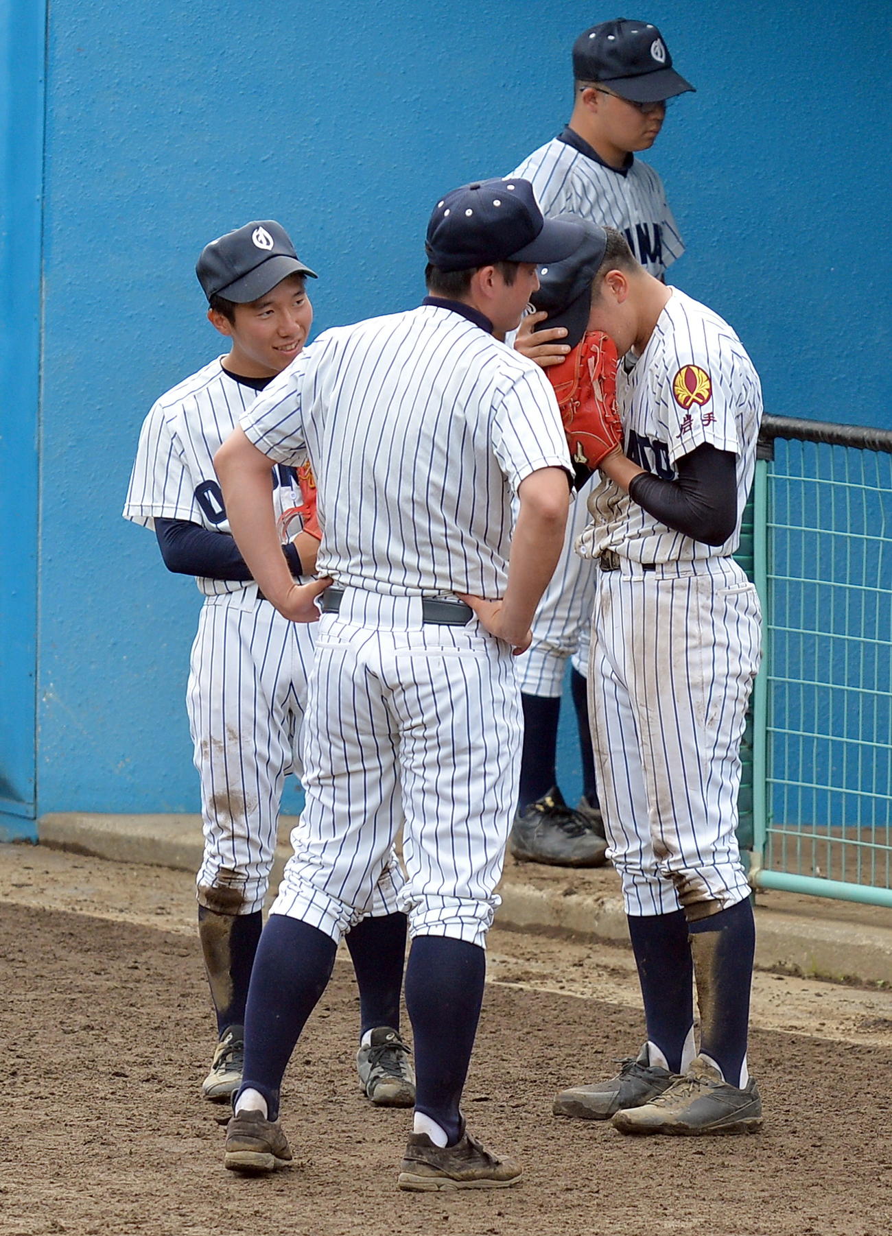 大船渡対大船渡東　号泣する大船渡・吉田主将（右）に声をかけるエース前川（左）と国保監督（撮影・鎌田直秀）