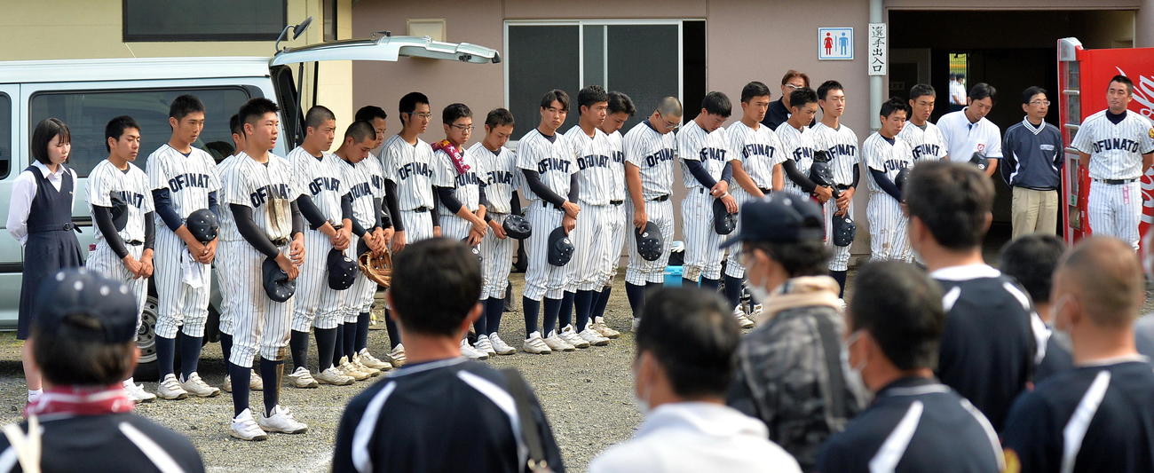 大船渡対大船渡東　保護者にあいさつする大船渡・吉田昂生主将ら選手たち（撮影・鎌田直秀）
