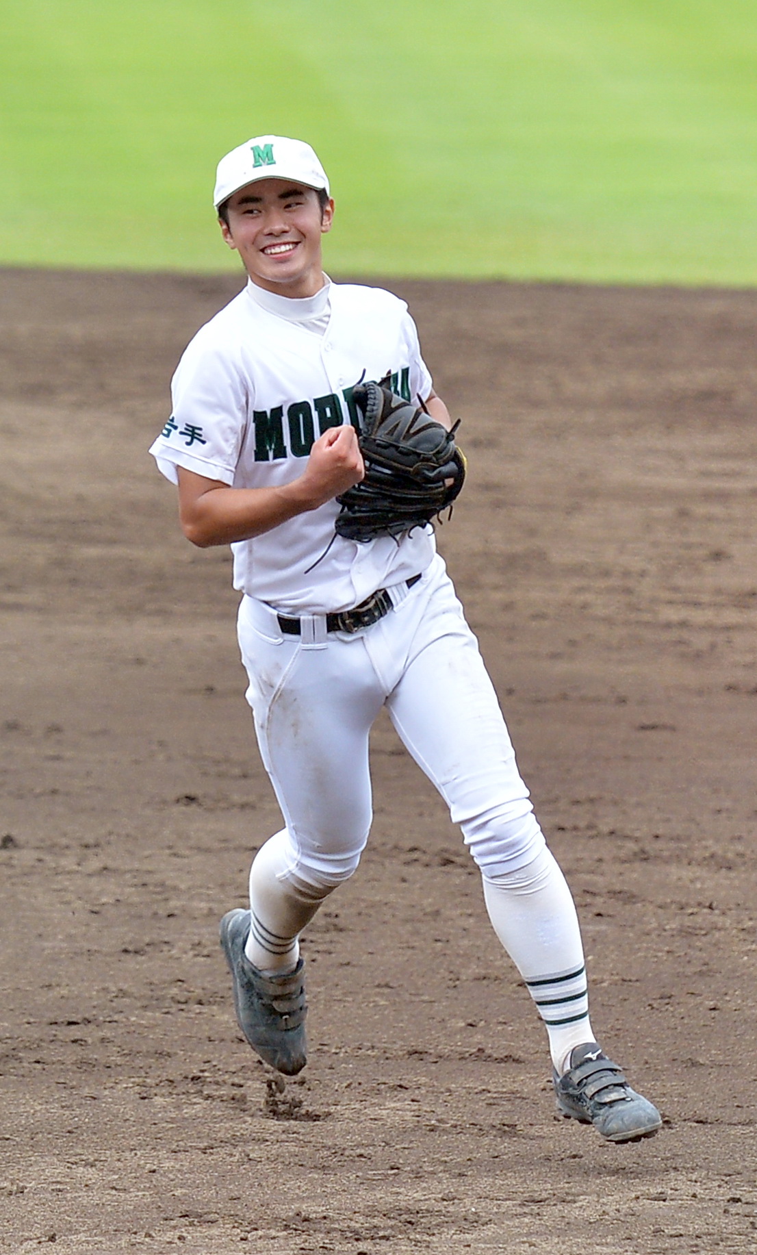盛岡商対盛岡三　最後の打者を一ゴロに封じ、笑顔で拳を握る盛岡三・利府（撮影・鎌田直秀）