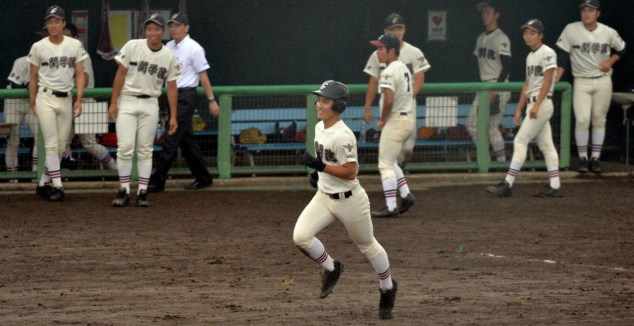 千厩対一関学院　8回裏一関学院1死一、三塁、左ポール直撃の3ランを放ち、ダイヤモンドを回る佐藤颯（撮影・佐藤究）
