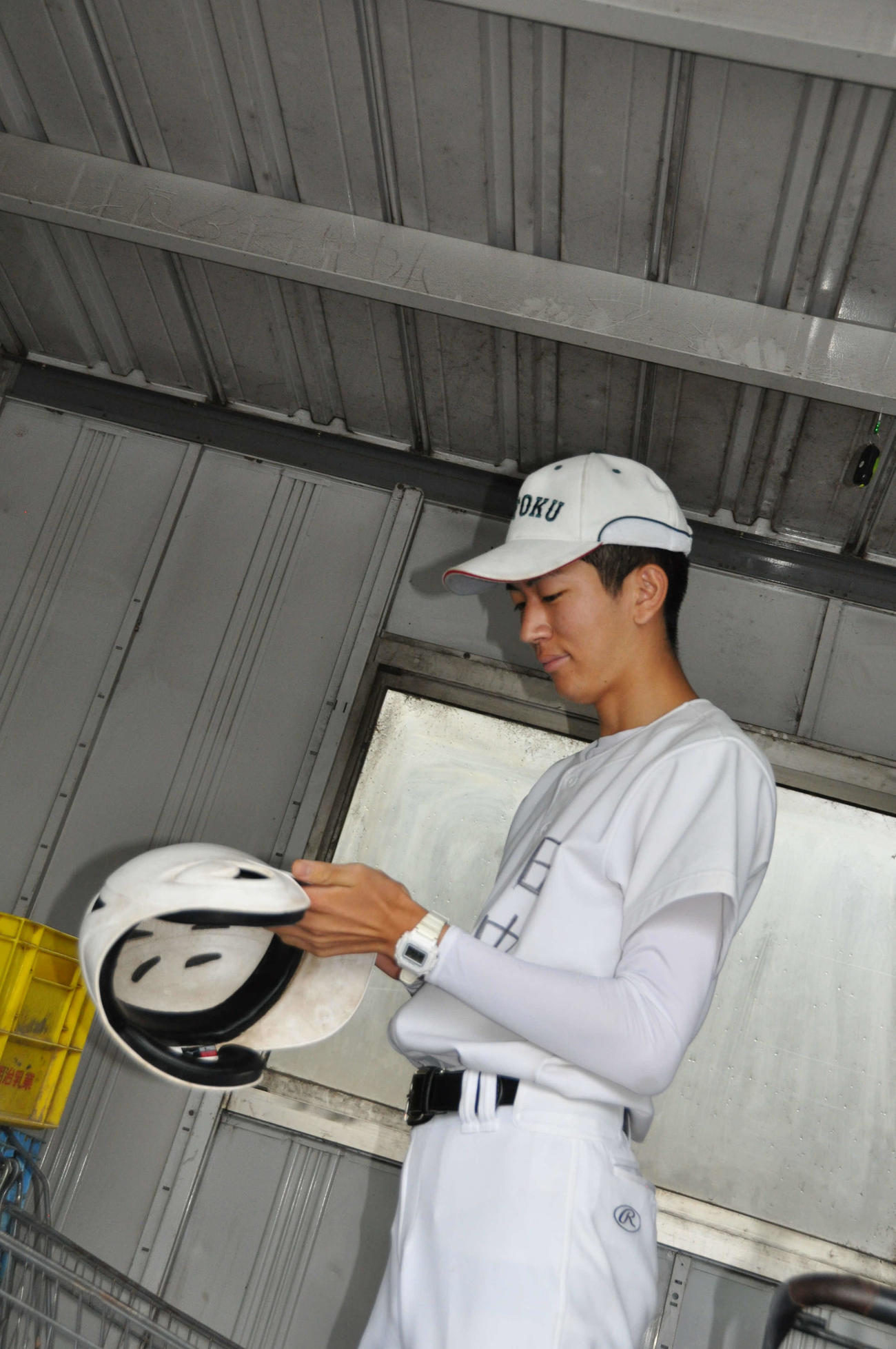 ヘルメットを磨く報徳学園の田中太晴（たいせい）マネジャー