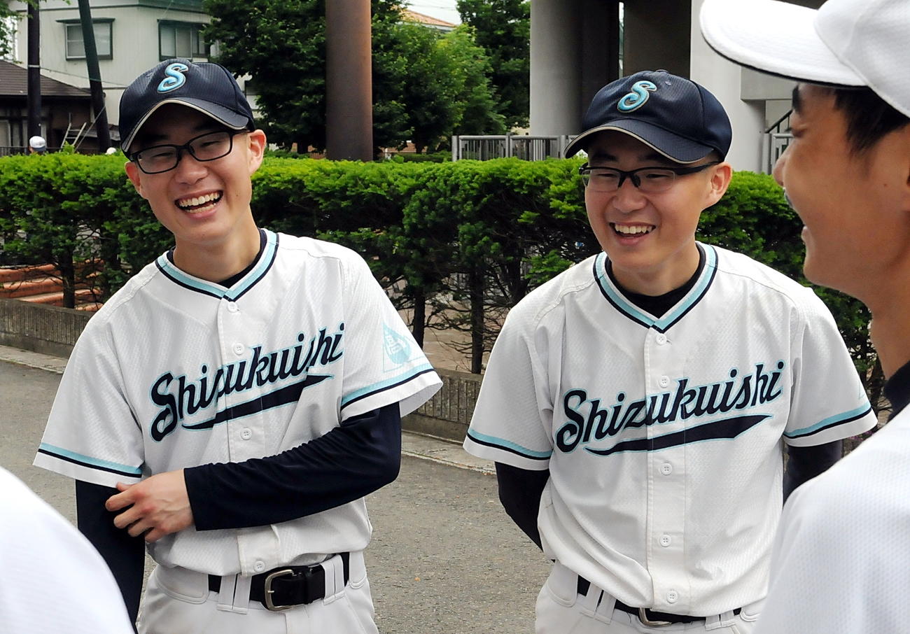 雫石の双子の兄・高橋航輝（右）と弟・翔大の外野手コンビは高校最後の試合後、連合チームを組んだ紫波総合の選手たちと笑顔を交わす