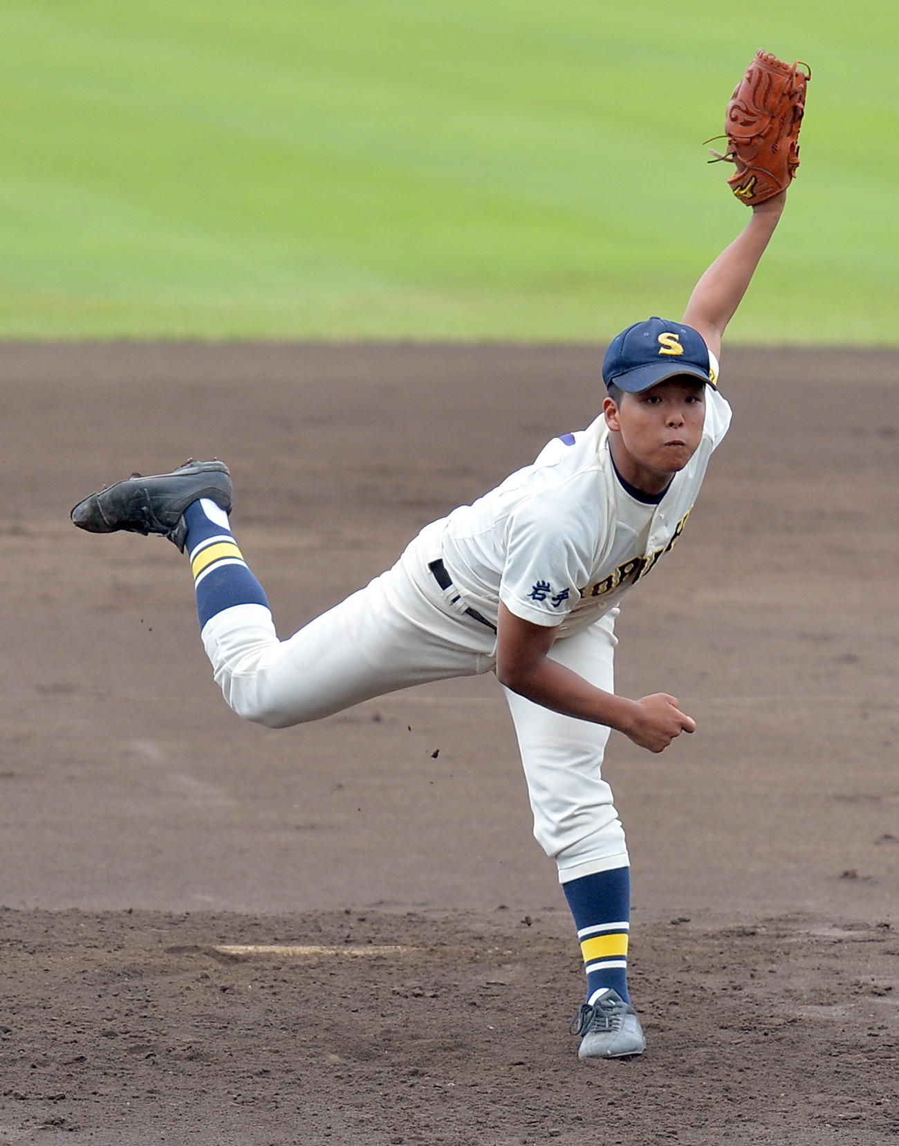 盛岡商対盛岡三　豪快な投球フォームで完投した盛岡商2年生エース桜庭（撮影・鎌田直秀）