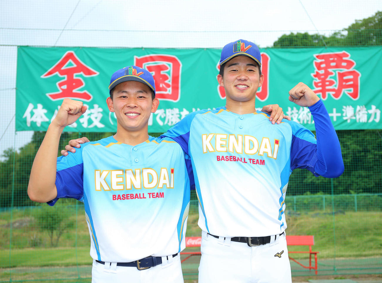 甲子園での交流試合開催が決まり、笑顔で肩を組みガッツポーズで写真に納まる健大高崎・戸丸秦吾（左）と下慎之介