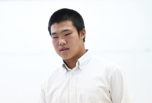 抽選会に向かう花咲徳栄の井上主将（撮影・柴田隆二）