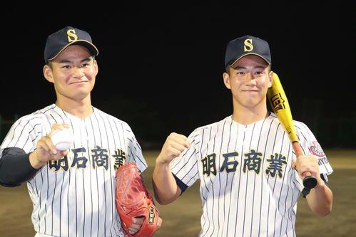 今秋ドラフト候補コンビの明石商・中森（左）と来田がチームを引っ張る