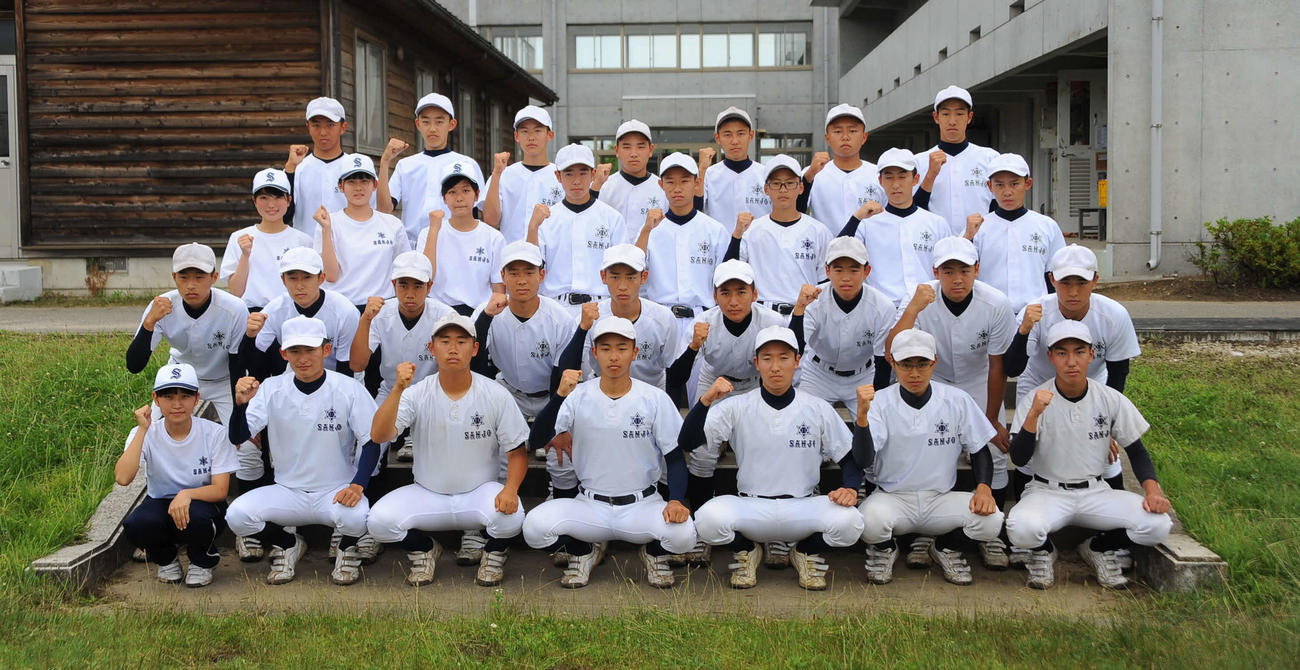 全員野球で勝利を目指す三条（撮影・小林忠）