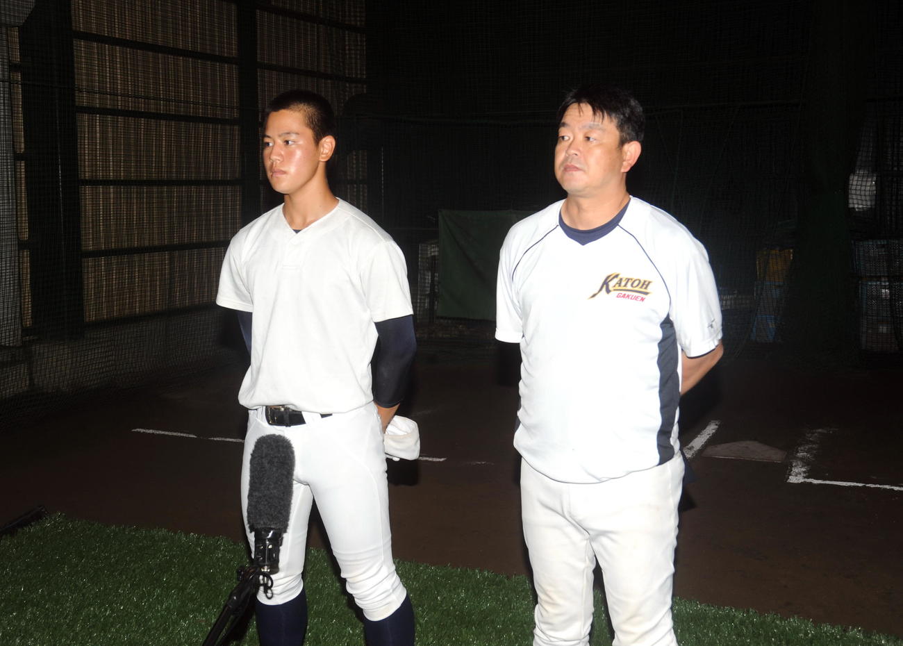 取材に応じる勝又主将（左）と米山監督