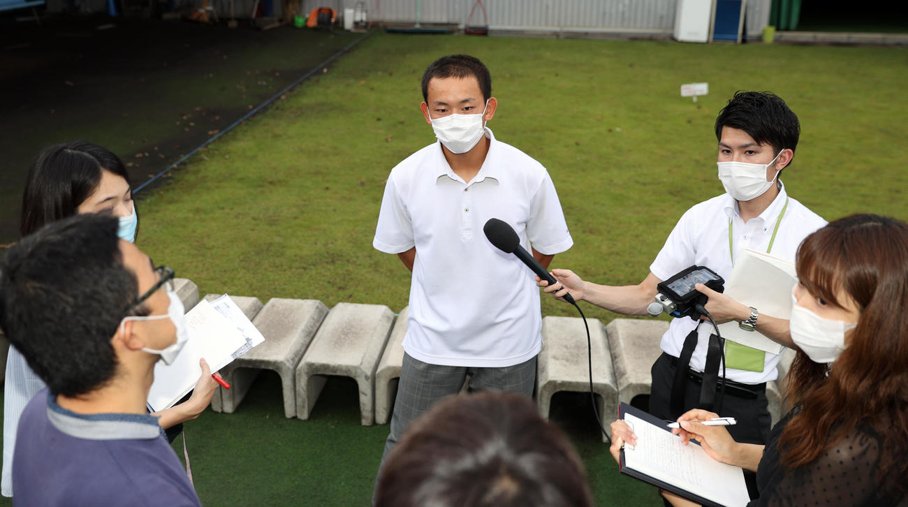 対戦校が決まり、取材に応じる高崎健康福祉大高崎・戸丸（中央）（撮影・大野祥一）