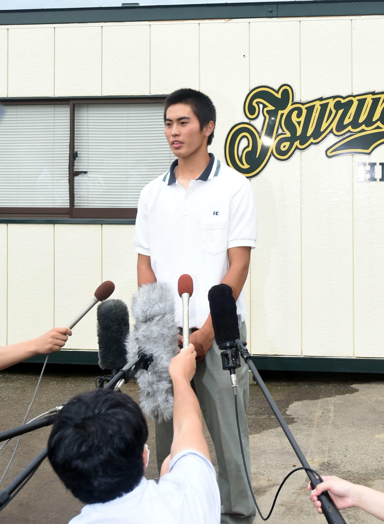 報道陣の取材に応じる鶴岡東・鈴木主将（撮影・相沢孔志）