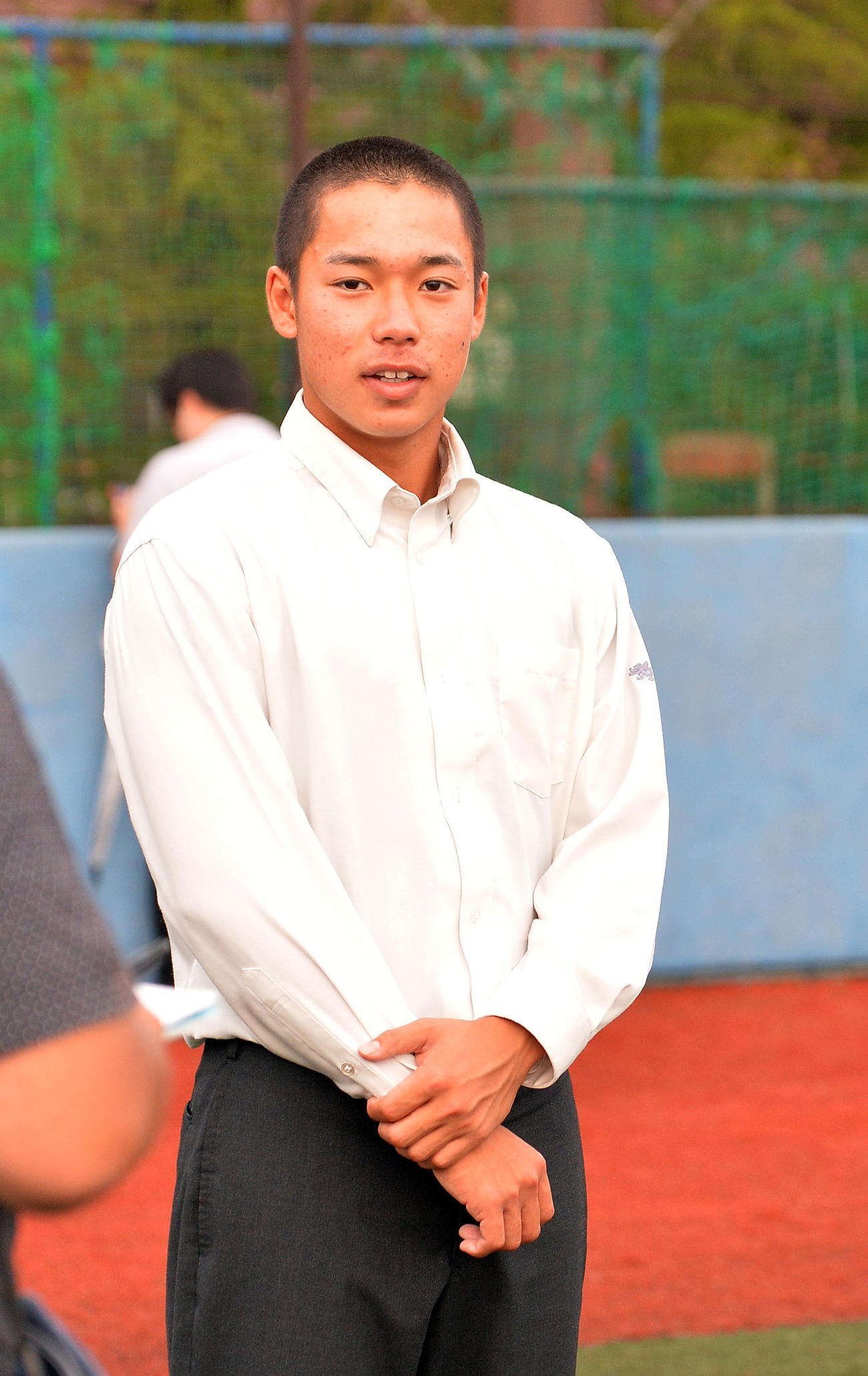 オンライン抽選会後に報道陣の質問に答える仙台育英・田中主将（撮影・鎌田直秀）