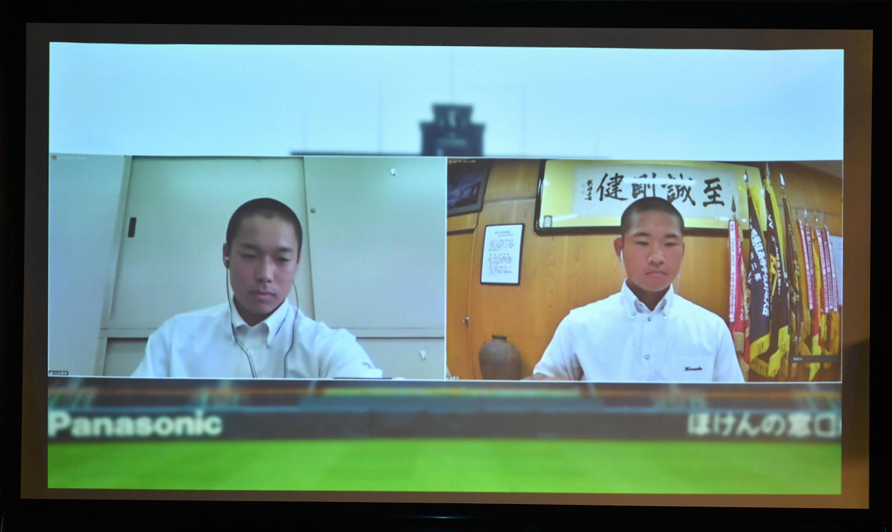 対戦相手が決まった仙台育英の田中祥都主将（左）と倉敷商の原田将多主将（代表撮影）