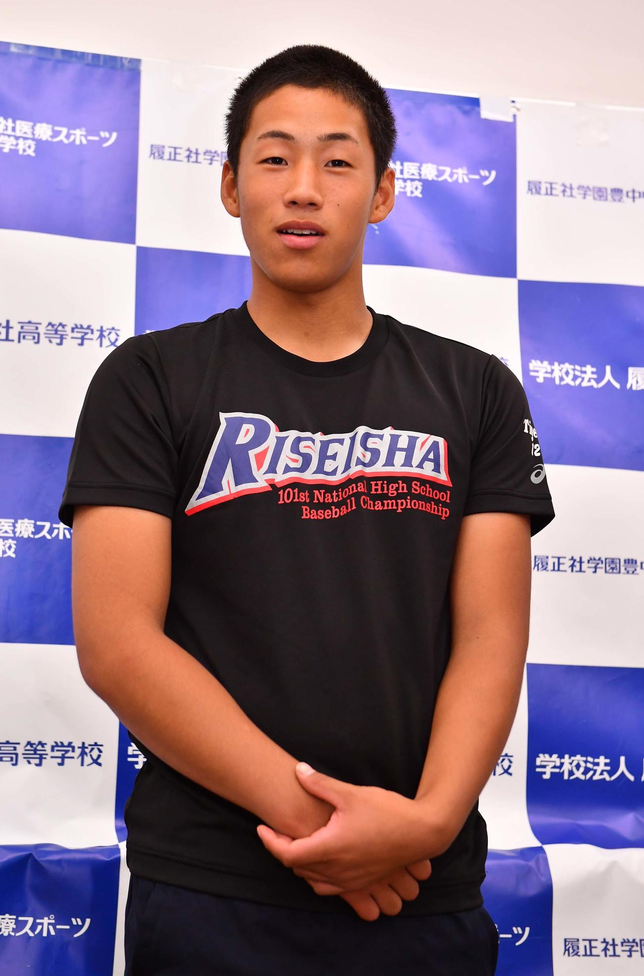 2020年甲子園高校野球交流試合の抽選で星稜との対戦が決まり取材を受ける履正社・岩崎（撮影・上田博志）