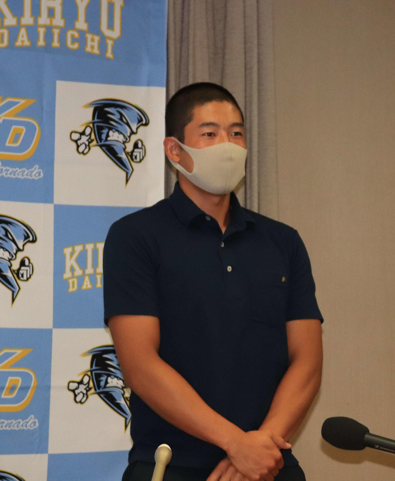 甲子園高校野球交流試合の抽選会を終え、会見に出席した廣瀬智也主将（撮影・小早川宗一郎）