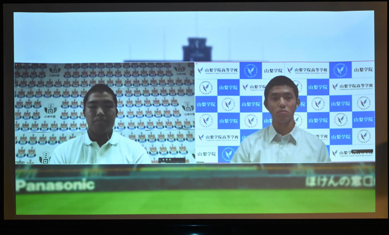 対戦相手が決まった白樺学園の業天汰成主将（左）と山梨学院の功刀史也主将（代表撮影）