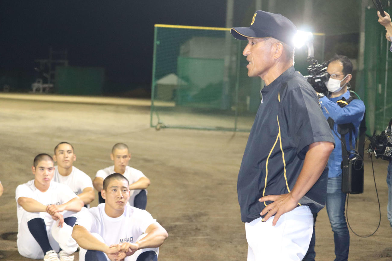ミーティングを行う明石商・狭間善徳監督