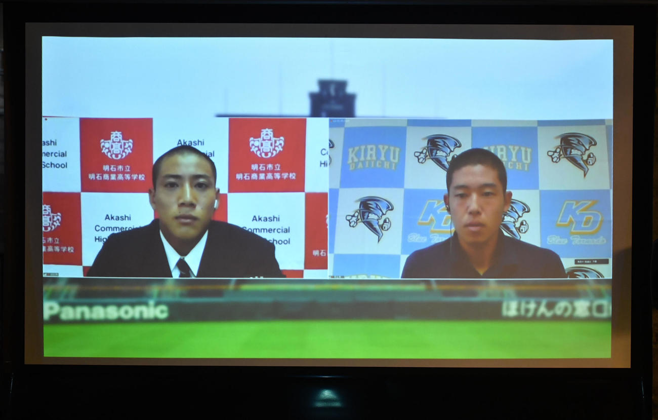 対戦相手が決まった明石商の来田主将（左）と桐生第一の広瀬主将