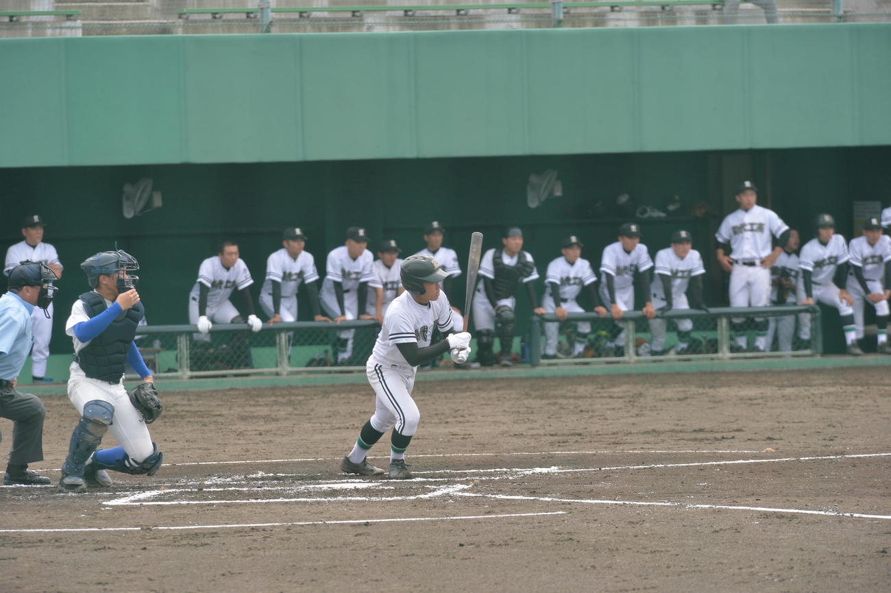 秋田北鷹対能代工　1回裏能代工無死一、三塁、左前適時打を放つ相原舞（撮影・佐藤究）　