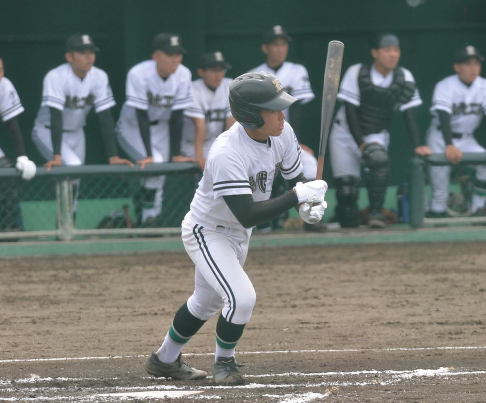 秋田北鷹対能代工　1回裏能代工無死一、三塁、左前適時打を放つ相原舞（撮影・佐藤究）　