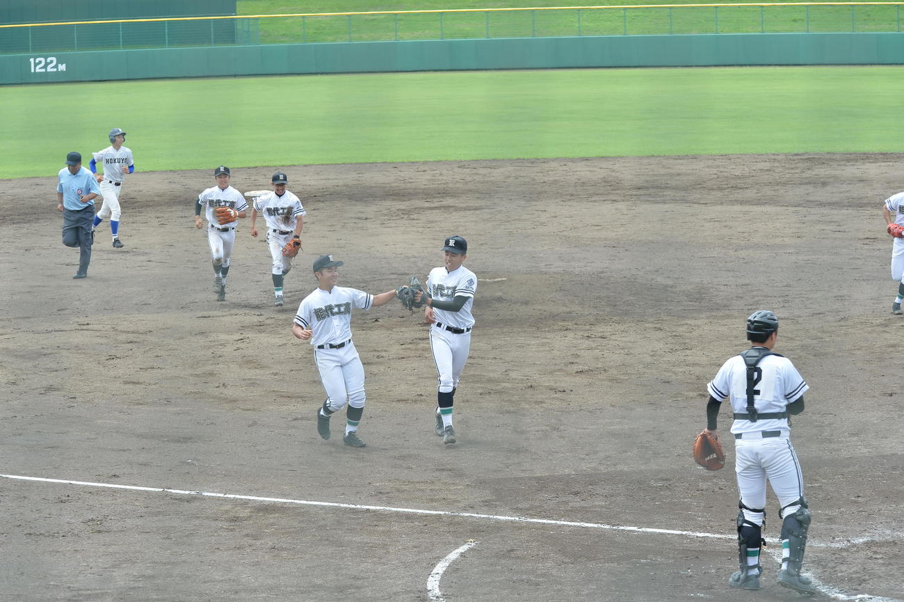 秋田北鷹対能代工　試合に勝利し喜ぶ能代工ナイン（撮影・佐藤究）　
