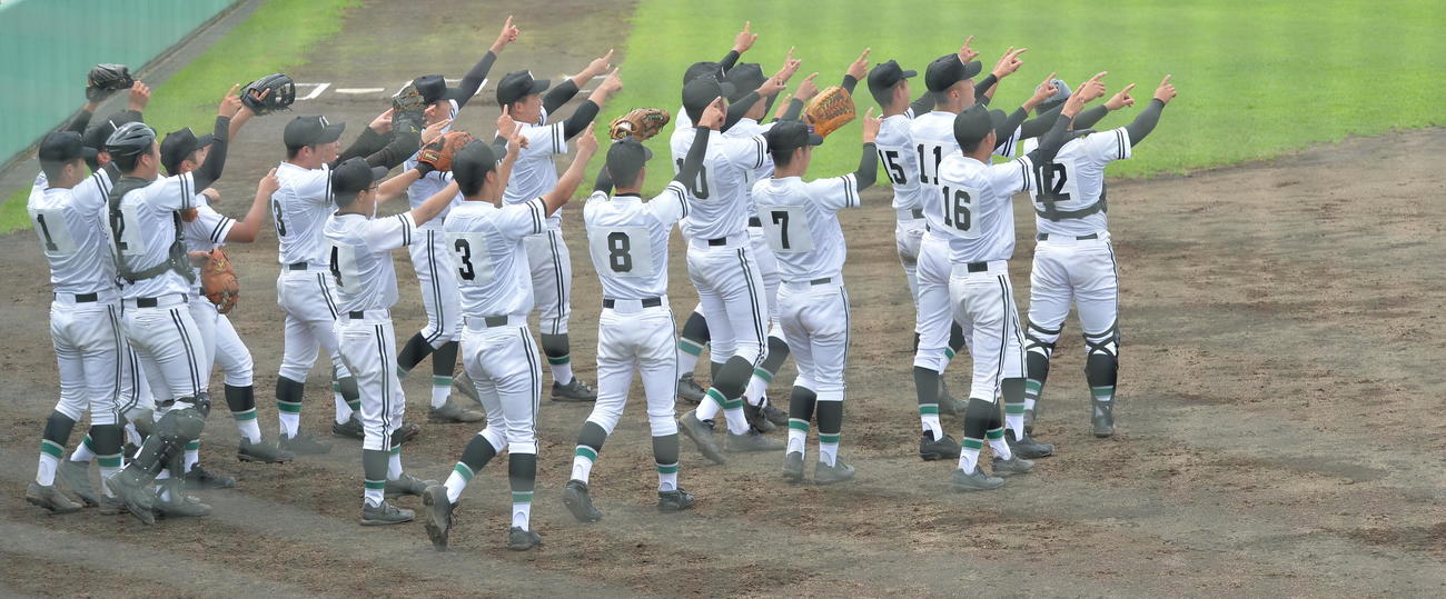 秋田北鷹対能代工　試合前に盛り上がる能代工ナイン（撮影・佐藤究）　