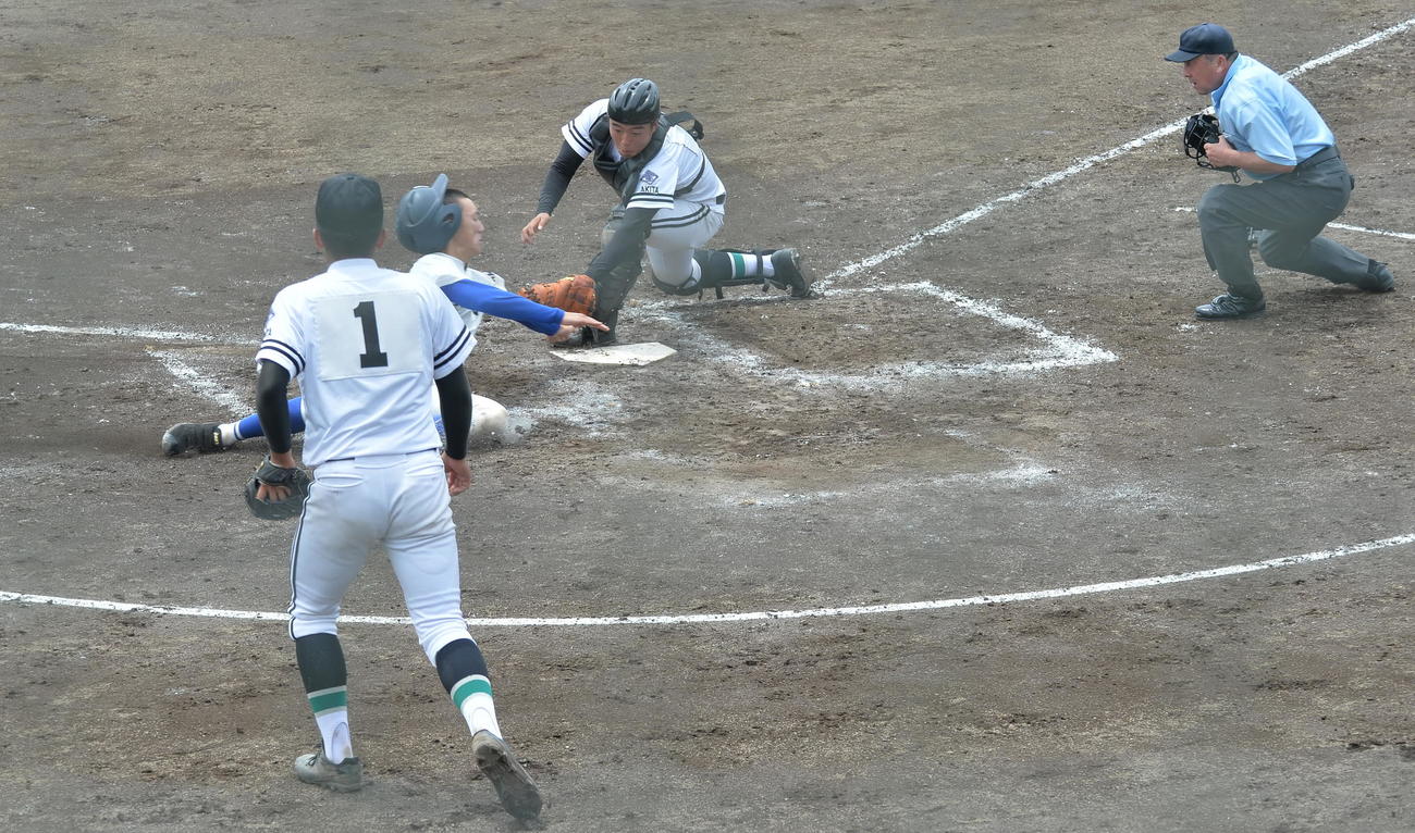 秋田北鷹対能代工　9回裏秋田北鷹2死一、二塁、生還して1点を返した二塁走者の工藤（撮影・佐藤究）　