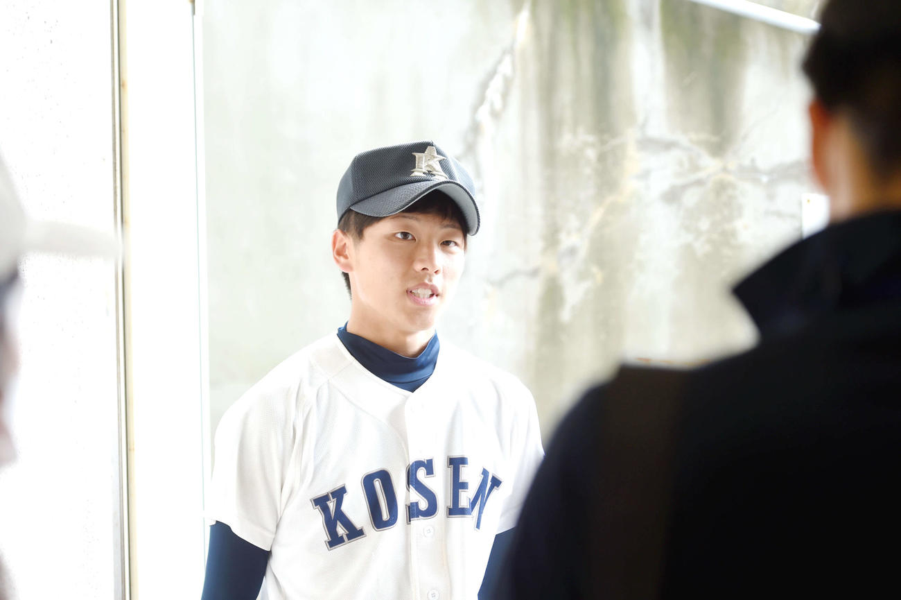 秋田高専対秋田南　報道陣の取材に応じる秋田高専・榎林監督