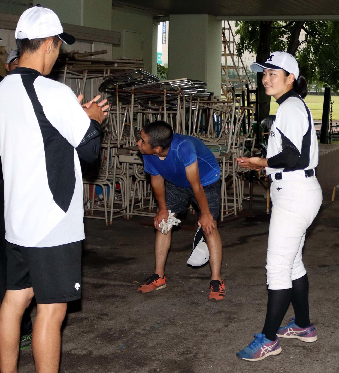男子部員と笑顔で話す札幌藻岩の土田内野手（右）（撮影・永野高輔）