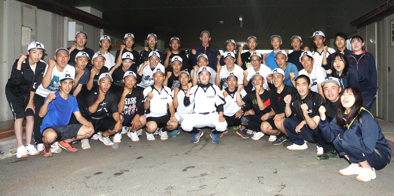 女子選手の土田内野手（前列中央）を中心に意気込む札幌藻岩の野球部員（撮影・永野高輔）