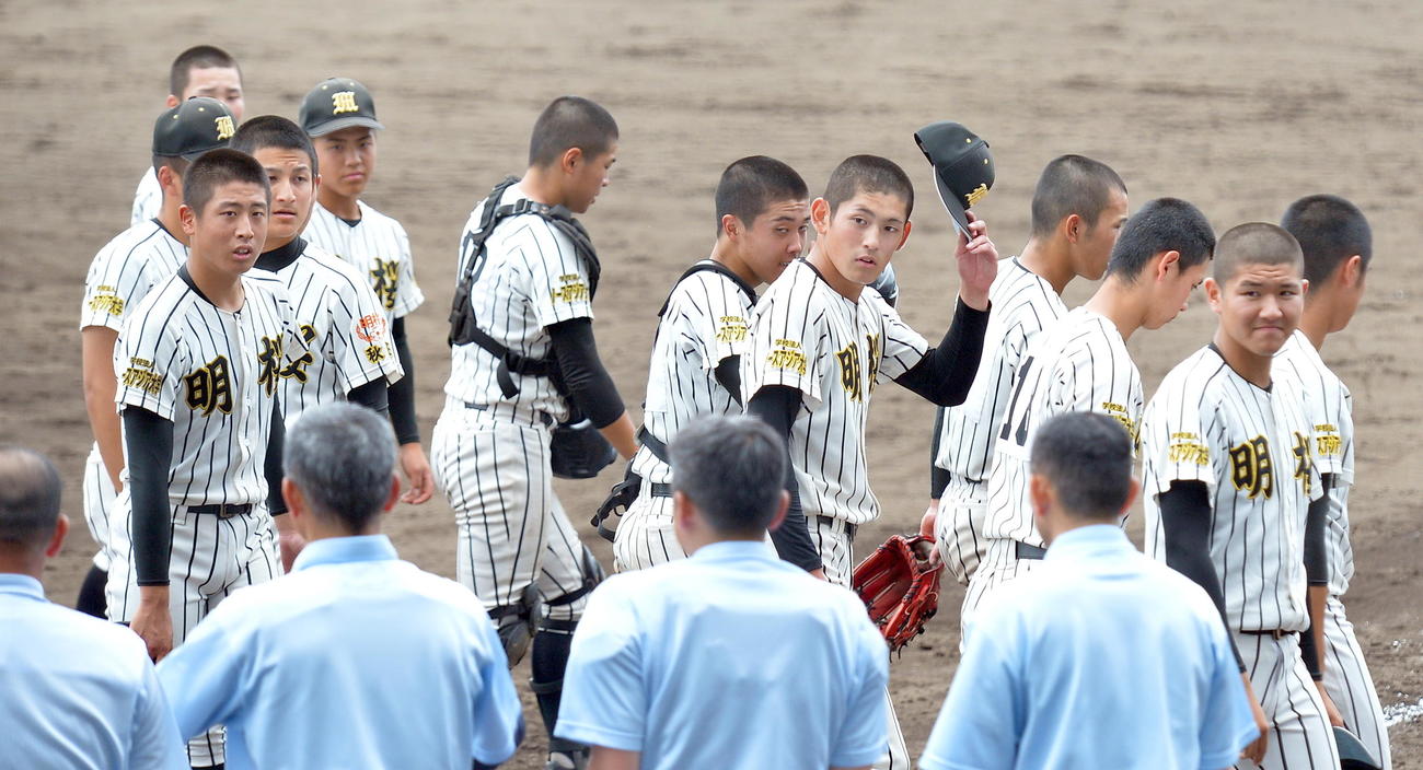 金足農対明桜　試合を終え、金足農の選手らに声をかける明桜・橘高（左端）ら選手たち（撮影・鎌田直秀）